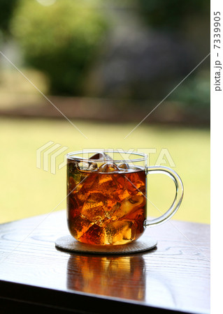 夏の庭先で飲む冷茶 庭を背景に 夏の庭先で飲む冷茶 庭を背景に 7339905