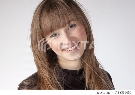 attractive young woman with long blond hair 7339930