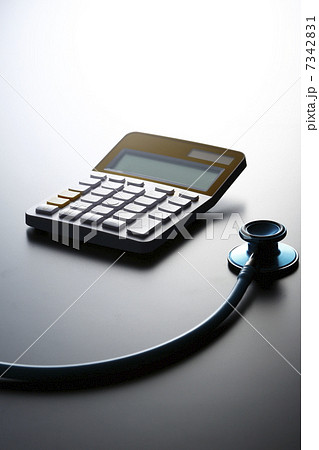 聴診器と電卓 7342831