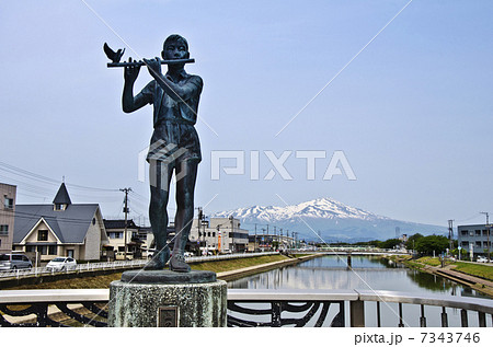 酒田観光、中の口橋から見る新井田川と鳥海山の眺望 7343746