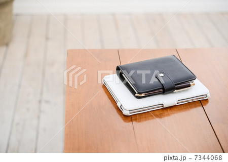 机上の手帳とタブレット 机上の手帳とタブレット 7344068