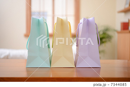 3つの紙袋 7344085