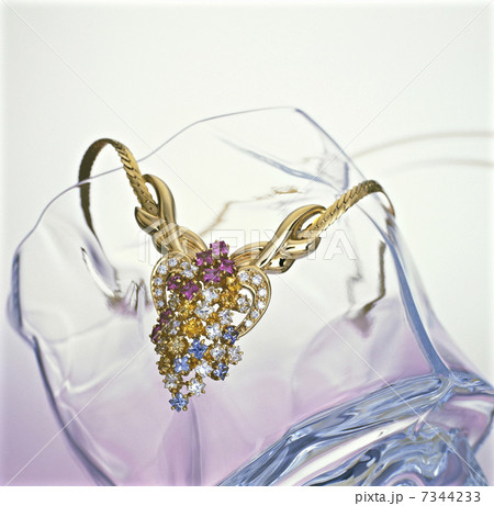 ガラスのオブジェに掛けられたデザインネックレス 7344233