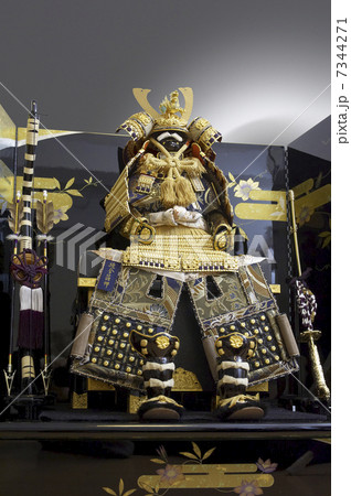 5月人形「大鎧飾り」正面見上げグレーバック 7344271