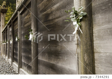伊勢神宮、外宮の本殿外壁の榊 伊勢神宮、外宮の本殿外壁の榊 7344291