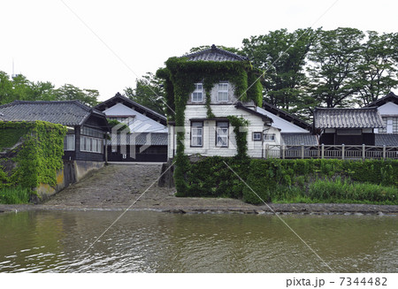 初夏の酒田・山居倉庫と新井田川 7344482