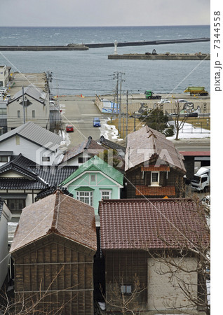 厳寒の江差・能登屋の坂途中より江差港を望む 7344558