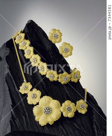 玄昌石にディスプレーされた花がモチーフのアクセサリー 玄昌石にディスプレーされた花がモチーフのアクセサリー 7344581