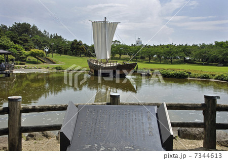 初夏の酒田・日和山公園の池に浮かぶ千石船 初夏の酒田・日和山公園の池に浮かぶ千石船 7344613