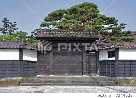 初夏の酒田・本間家旧本邸　白壁と薬医門 7344626