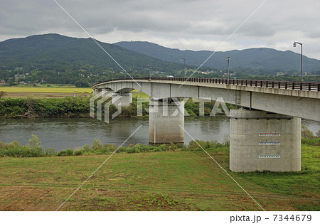 岩手県 平泉・北上川に架かる高館橋 岩手県 平泉・北上川に架かる高館橋 7344679