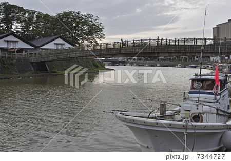 初夏の酒田・山居倉庫と新井田川 7344727