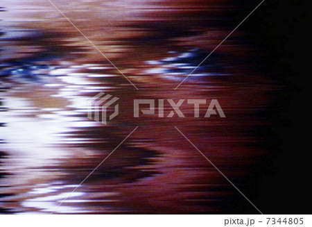 ジャミンクされたTV画面の中の黒人の顔 7344805