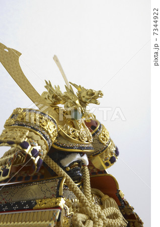5月人形「大鎧飾り」左兜アップ右上余白 7344922