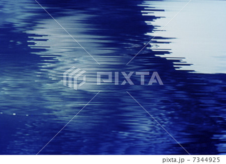 ジャミンクされたTV画面の青い人物 7344925