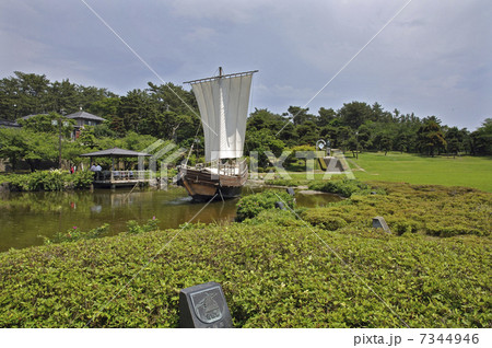 初夏の酒田・日和山公園の池に浮かぶ千石船 7344946
