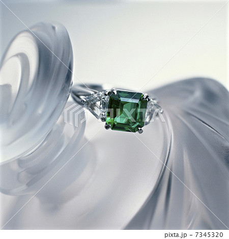 香水の瓶の上に置かれたエメラルドの指輪 香水の瓶の上に置かれたエメラルドの指輪 7345320