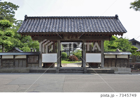 初夏の酒田・泉流寺　山門 7345749