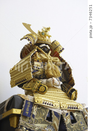 5月人形「大鎧飾り」見上げ上余白 5月人形「大鎧飾り」見上げ上余白 7346251