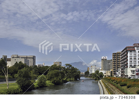 初秋の盛岡・北上川に架かる旭橋と岩手山 7346308