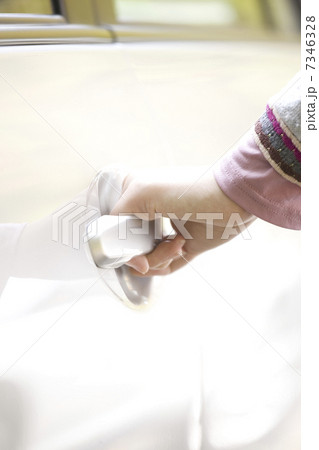 車のドアを開ける女性 7346328