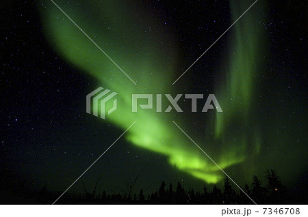 カナダ／イエローナイフのオーロラ 7346708