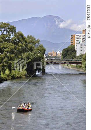 初秋の盛岡・北上川に架かる旭橋と岩手山 7347552