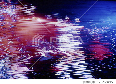 ジャミンクされた赤と白の服を着たダンサーのTV画面 7347845