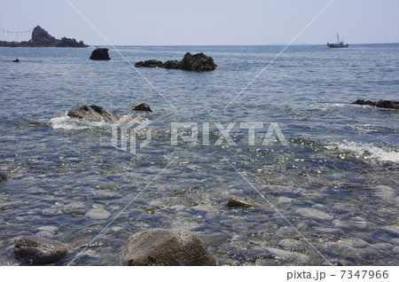 遠浅の岬に寄せる緩やかな波 7347966