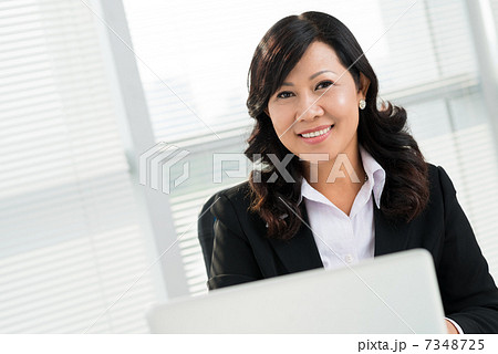 Elegant businesswoman 7348725