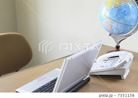地球儀とノートパソコン 7351156