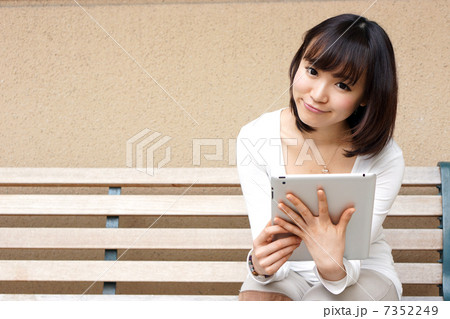 タブレットを使う女性 タブレットを使う女性 7352249