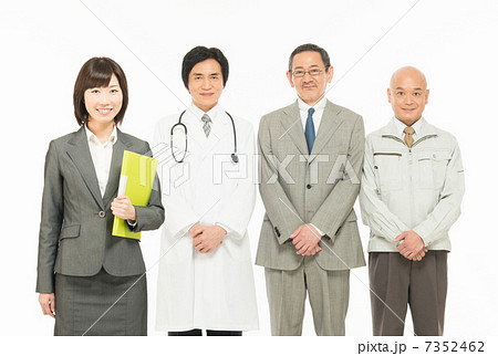 ビジネスウーマンとシニアの働く人々 7352462