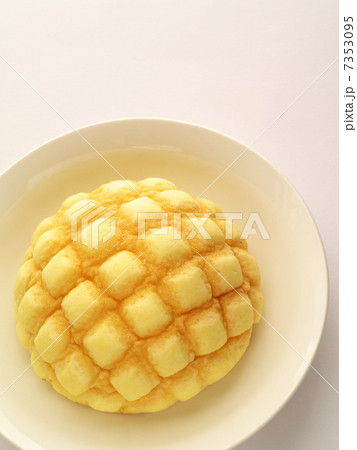 白い皿とメロンパン 7353095