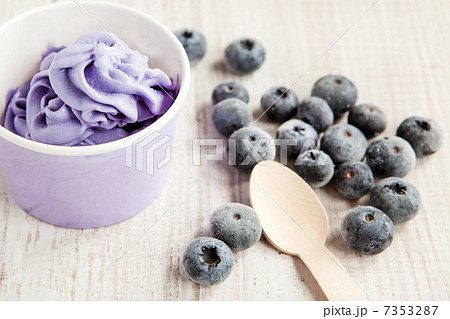 Frozen creamy ice yoghurt with whole blueberries Frozen creamy ice yoghurt with whole blueberries 7353287