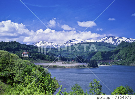月山湖と月山 月山湖と月山 7354979
