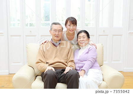 シニア夫婦と娘 シニア夫婦と娘 7355042