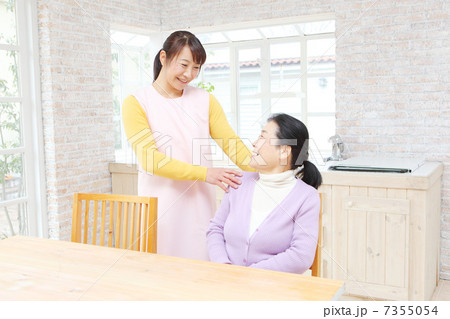 シニア女性と介護士 シニア女性と介護士 7355054