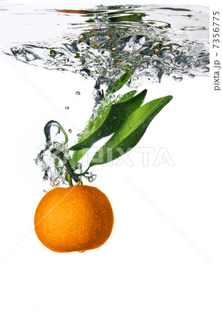 Splash of orange to water with bubbles of air Splash of orange to water with bubbles of air 7356775