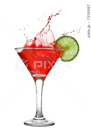 Red cocktail with splash and lime isolated on white 7356987