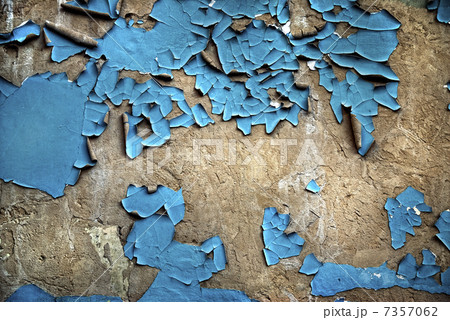 texture of the old stucco wall with cracks 7357062