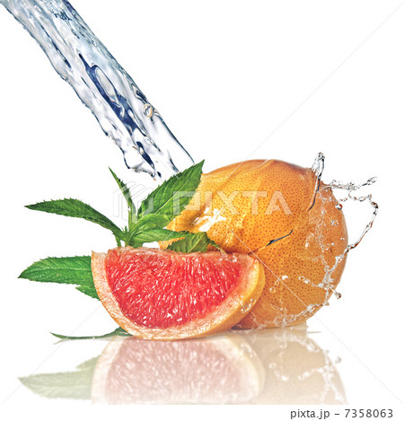 Water splash on grapefruit with mint isolated on white Water splash on grapefruit with mint isolated on white 7358063