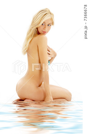 naked blond with long hair in water 7366678