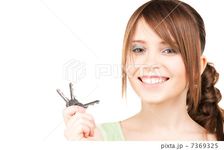 happy teenage girl with keys 7369325