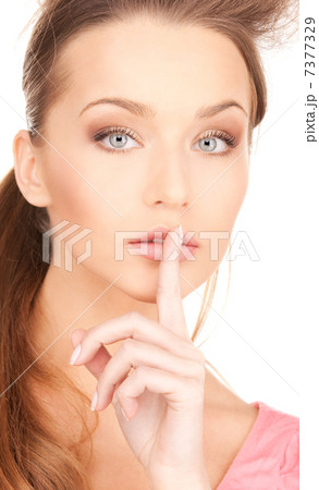 finger on lips 7377329