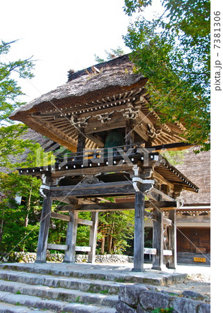 世界遺産・白川郷の「明善寺 鐘楼門」(岐阜県大野郡白川村荻町) 世界遺産・白川郷の「明善寺 鐘楼門」(岐阜県大野郡白川村荻町) 7381306