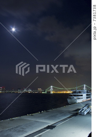 満月と観光船と東京湾の夜景 7381738