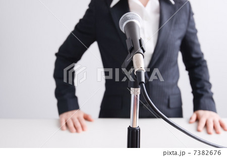 発言するOL 7382676