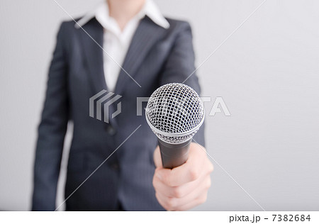 マイクを持つOL 7382684
