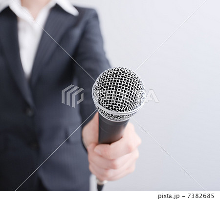 マイクを持つOL 7382685